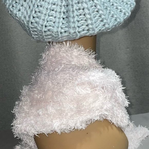 Shaggy White Scarf - Picture 3 of 4